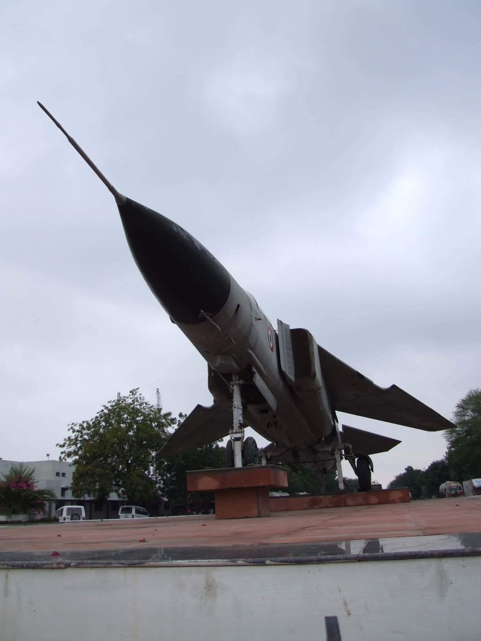 - Vijay Circle, Godhra: ground perspective of an Indian Air Force–themed sculpture with stylized wings rising from a central pedestal