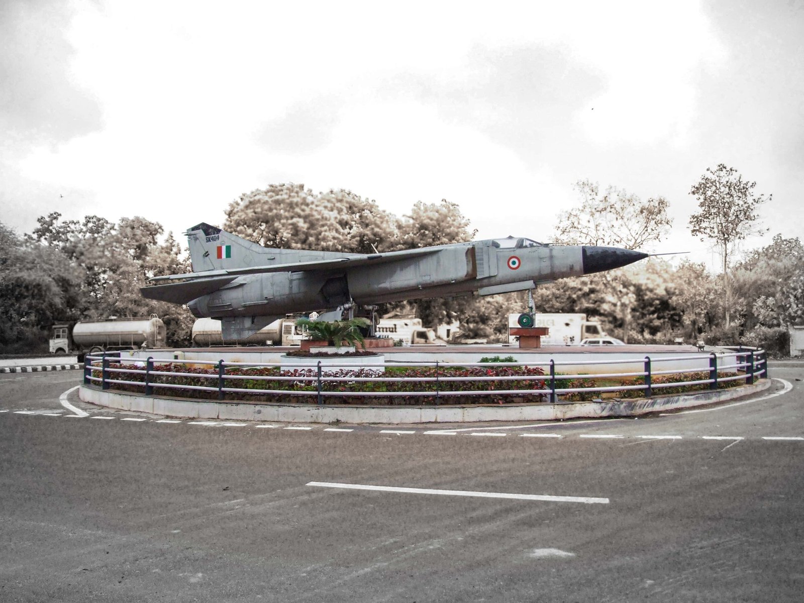- Vijay Circle, Godhra: ground perspective of an Indian Air Force–themed sculpture with stylized wings rising from a central pedestal
