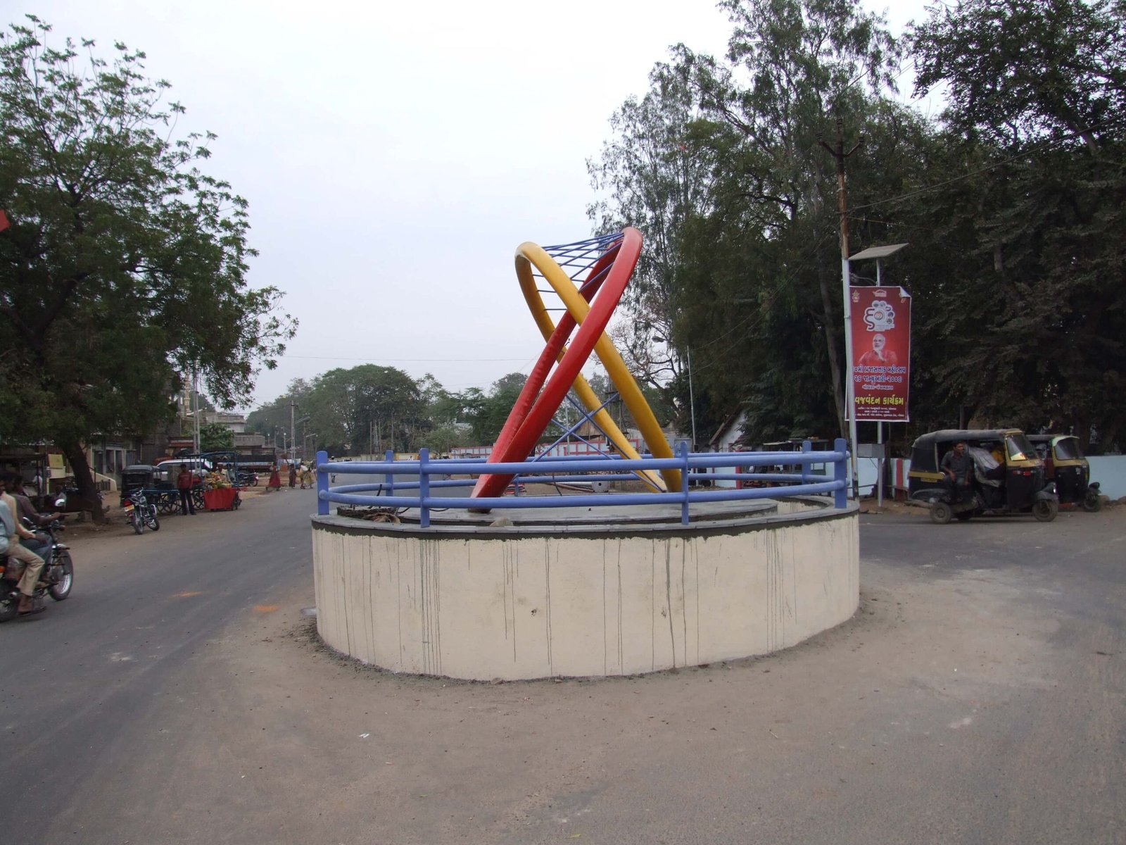 - Maitri Circle, Godhra: view of interlocking ring sculptures and seating benches surrounded by landscaped greenery representing friendship